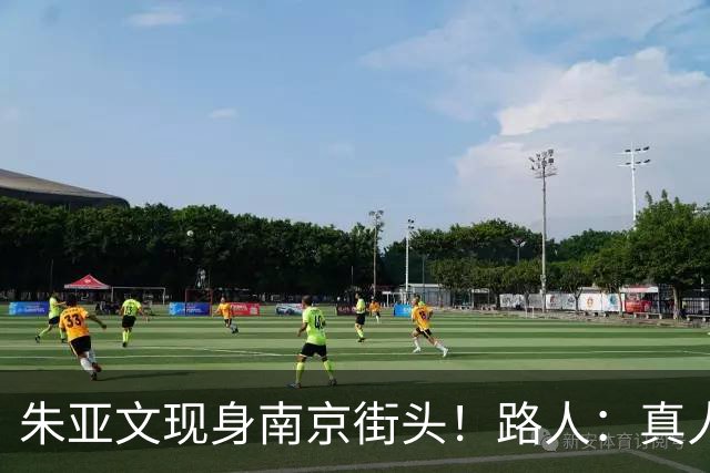 朱亚文现身南京街头！路人：真人太惹眼，沧桑感反而更帅了